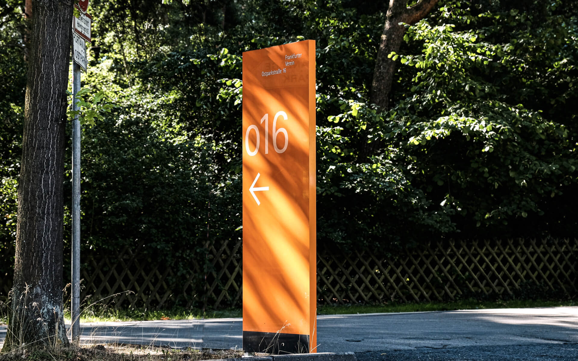 o16 Übernachtungsstätte Ostpark Orientierung Stele an der Straße