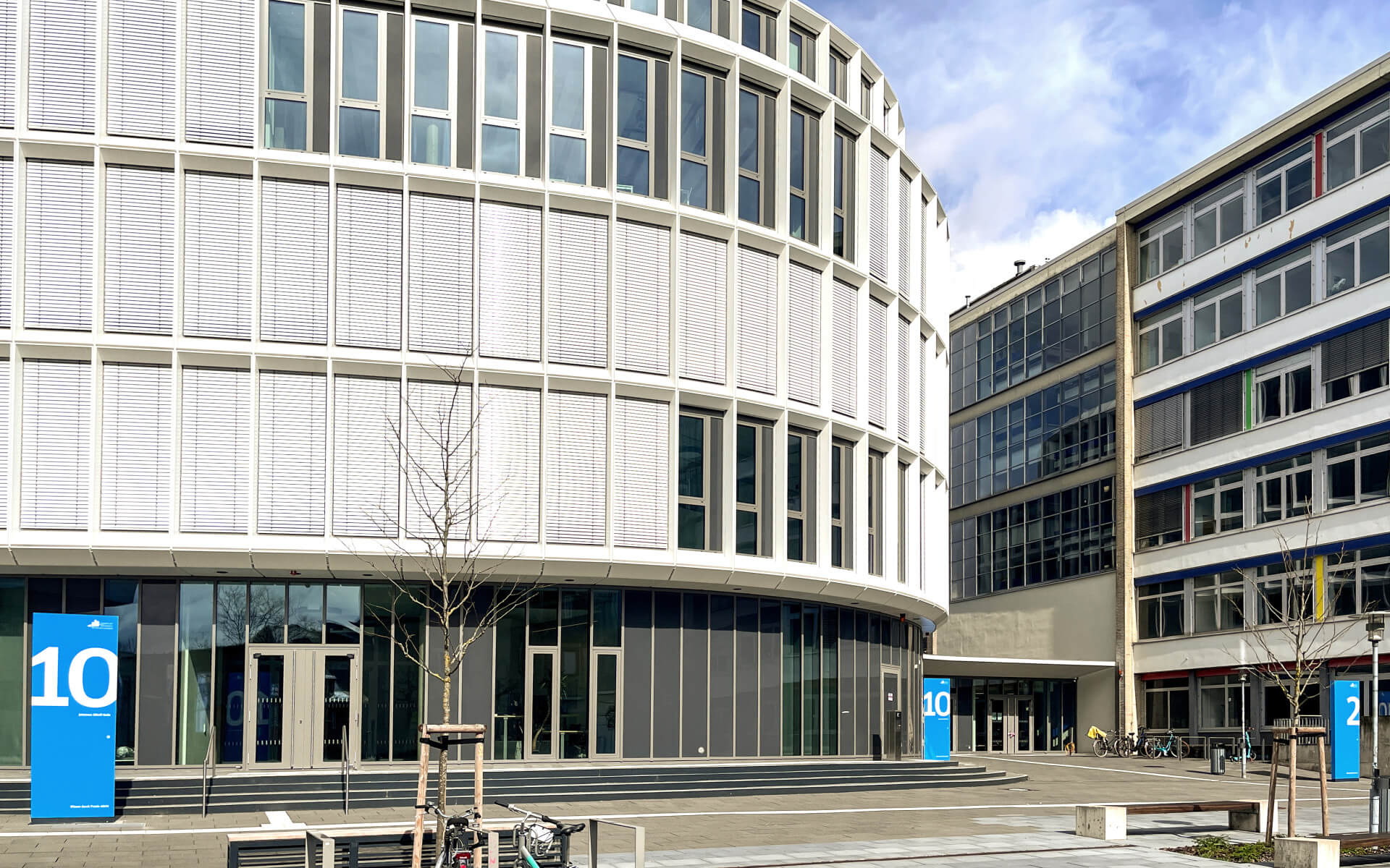 Frankfurt University OrientierungssystemAußenansicht mit 3 Stelen