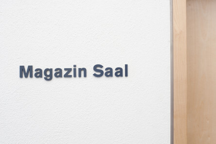 Mainfeld Raum für Kultur Schrift auf Wand Magazin Einzelbuchstaben