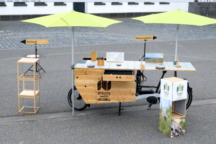 Wildnis Wagen Lastenrad mobile Ausstellung aufgeklappt