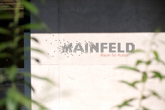Mainfeld Raum für Kultur Beschriftung Logo Fassade