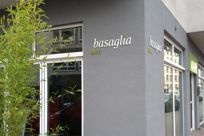 basaglia Café Schriftzug Fassade