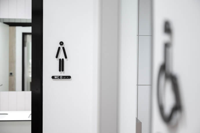 Nordbad Piktogramm Damen Toilette mit taktiler Information