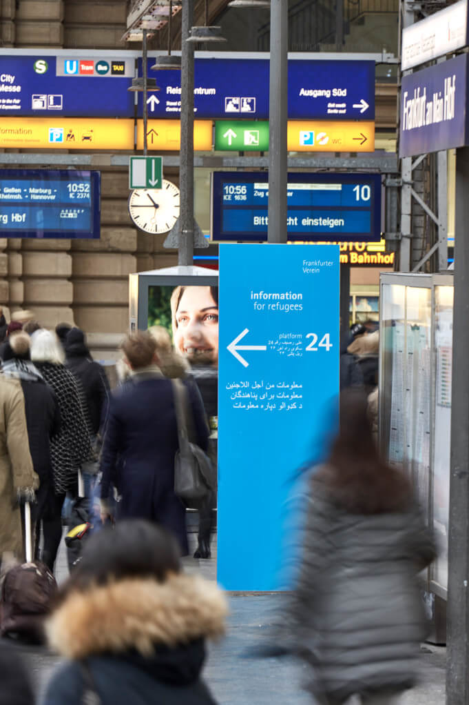 Gleis 24 Aufnahmemanagement für Geflüchtete HBF Frankfurt Tafel auf Gleis